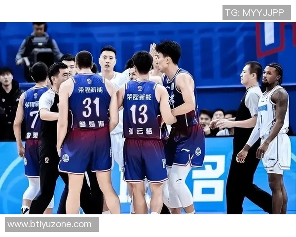 周琦与翟晓川重聚橘子洲头十年岁月再携手共战篮球梦想 周琦与翟晓川重聚橘子洲头十年岁月再携手共战篮球梦想